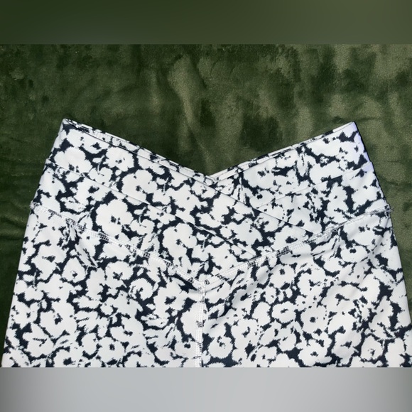 EUC Forever 21 Marbled Crossover V waist biker shorts - Picture 2 of 7